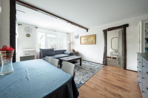 een woonkamer met een bank en een tafel bij Haapsalu aparterment in Haapsalu