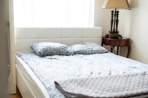 un letto con due cuscini sopra in una camera da letto di Haapsalu aparterment a Haapsalu