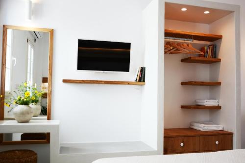 TV a/nebo společenská místnost v ubytování Akrotiri