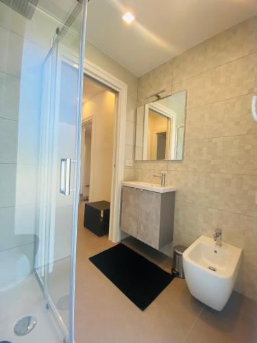 a bathroom with a sink and a glass shower at Sul VenTo del Po in Melara