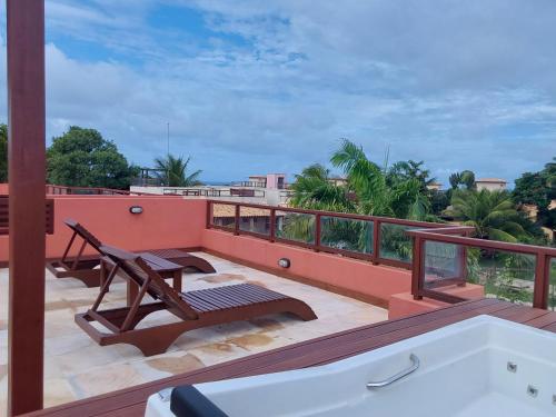 a balcony with a hot tub and a hot tub at Flat com Terraço Pipa Beleza Resort in Pipa