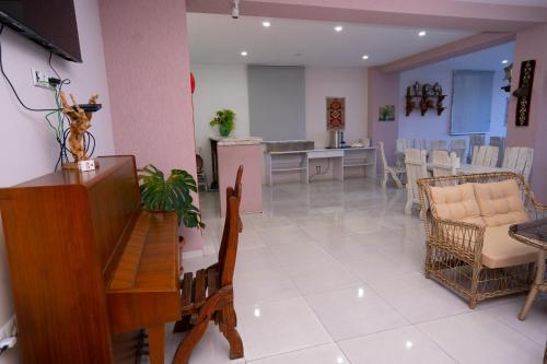 uma sala de estar com uma mesa e uma sala de jantar em Nica em Kobuleti