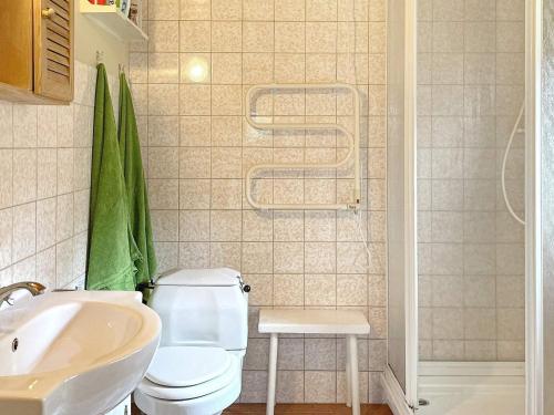 y baño con aseo blanco y lavamanos. en Holiday home LIDKÖPING X, en Tallbacken