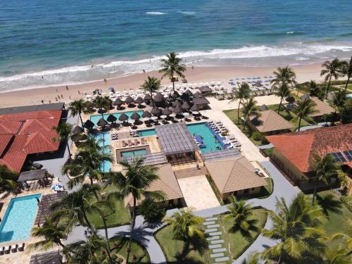 uma vista aérea do resort e da praia em Ocaporã Hotel All Inclusive em Porto de Galinhas