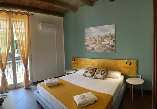 1 dormitorio con cama y ventana grande en Sweet Life en Palermo