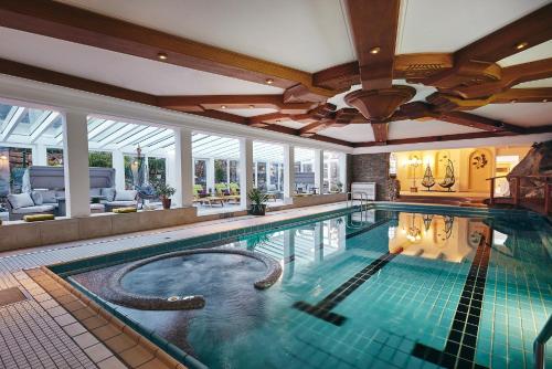 an indoor swimming pool with an elephant in the middle at Struck Landhotel & SPA in Attendorn