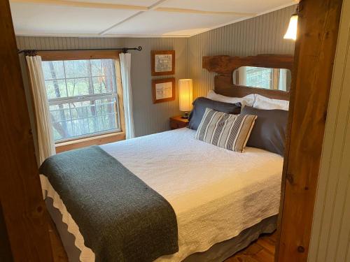 ein Schlafzimmer mit einem großen Bett und einem Fenster in der Unterkunft New Listing! Convenient Cottage - Hot Tub, 4 Minutes to Dahlonega in Dahlonega
