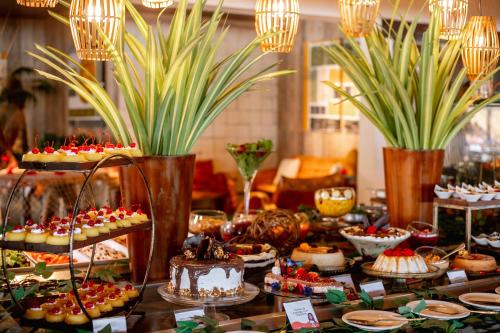 ポルト・デ・ガリーニャスにあるOcaporã Hotel All Inclusiveの- デザートとケーキのビュッフェ