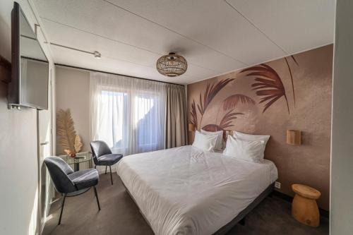 Postel nebo postele na pokoji v ubytování Strandhotel Camperduin