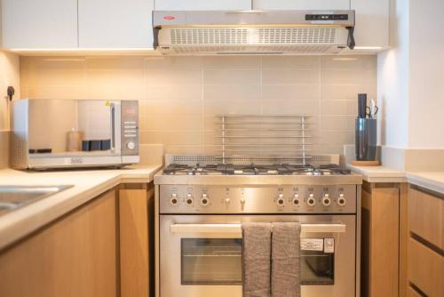Kuchyň nebo kuchyňský kout v ubytování A perfect 3 bedroom apartment!