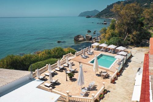 una vista aérea de un complejo con piscina y el océano en Kostas Beach Apartments en Agios Gordios