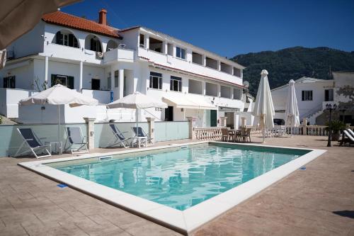 una grande piscina di fronte a un edificio di Kostas Beach Apartments ad Agios Gordios