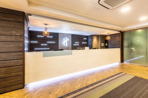 an office with a reception desk in a lobby at Holiday Inn London - Regent's Park by IHG in London
