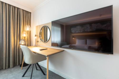 a hotel room with a desk and a bed at Holiday Inn London - Regent's Park by IHG in London