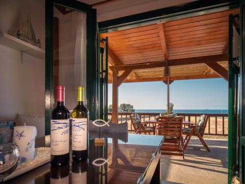 - une chambre avec 2 bouteilles de vin sur une table dans l'établissement Mayia Sunset sea front house Gouves Heraklion, à Gouves