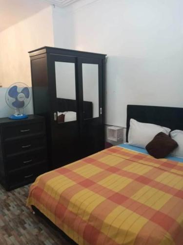1 dormitorio con 1 cama con tocador y espejo en STUDIO BASSE CASBAH, en Kasbah