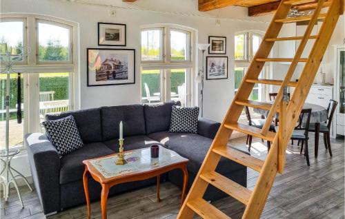 Svedala的住宿－Cozy Home In Svedala With Kitchen，带沙发和木梯的客厅