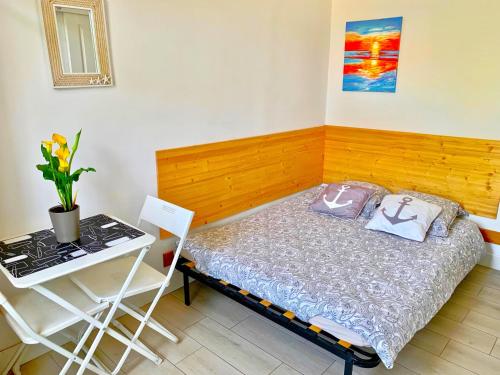 une chambre avec un lit, une table et un bureau dans l'établissement beach Villa 14 persons, à La Ciotat