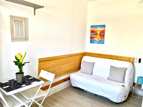 une petite chambre avec un lit et un bureau dans l'établissement beach Villa 14 persons, à La Ciotat