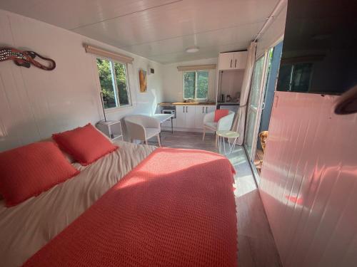 Habitación pequeña con cama y cocina en Riverside in Clive, en Clive