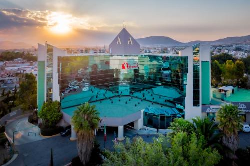 an overhead view of a large building with a swimming pool at La Joya Pachuca in Pachuca de Soto