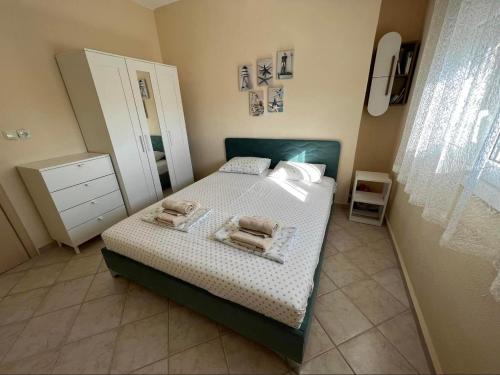 Dormitorio pequeño con cama y vestidor en 2-Стаен Апартамент en Ignatievo