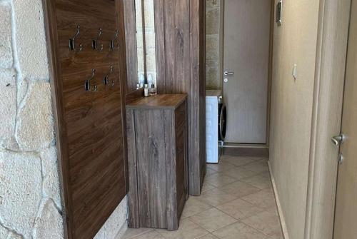 um corredor com uma porta de madeira num quarto em 2-Стаен Апартамент em Ignatievo