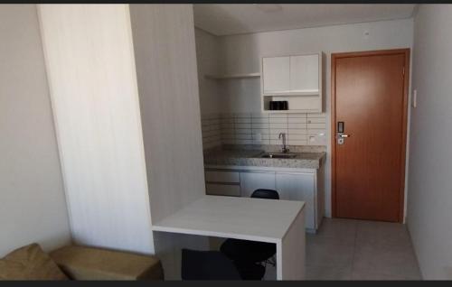 a small kitchen with a counter and a sink at Everest Flat Service in Caldas Novas