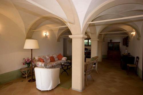 a living room with a couch and a table at Villa Il Cigno in Brisighella