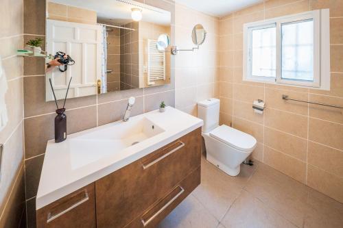 uma casa de banho com um lavatório e um WC em Casa Girasol em Torrox