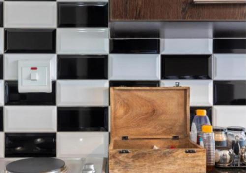 ヨハネスブルグにあるThe Steynview Apartment - Fourways Sandtonの黒と白のタイルの壁のキッチン