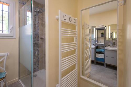 uma casa de banho com um chuveiro e um closet. em L'Oliveraie em Saint-Saturnin-dʼApt