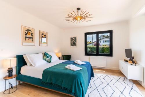 um quarto com uma cama e uma janela em Villa de 4 chambres avec piscine privee jardin clos et wifi a Seignosse a 5 km de la plage em Seignosse
