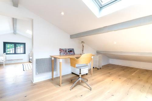 a room with a desk and a chair in a attic at Villa confortable à Seignosse avec piscine privée in Seignosse