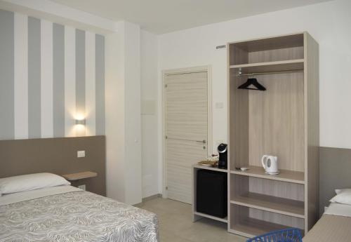 um quarto de hotel com uma cama e um armário em Marcelli Mare Camere Nel Conero em Numana