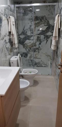 パテルナにあるHabitación Tranquila, Agradable cerca de Valencia en Vivienda Compartidaのバスルーム(トイレ、ガラス張りのシャワー付)