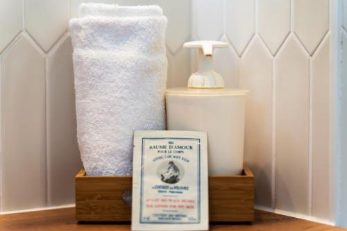 a sign sitting on a table next to a lamp at Villa confortable à Seignosse avec piscine privée in Seignosse