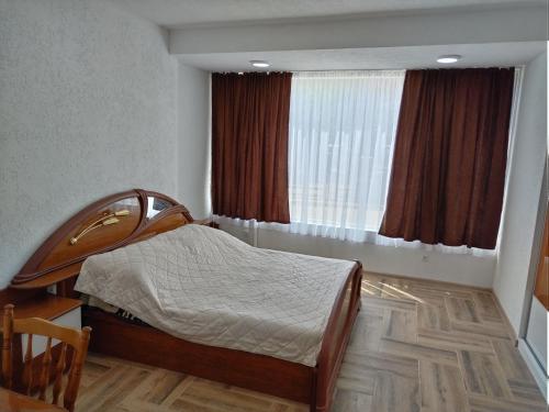 sypialnia z łóżkiem i oknem w obiekcie Z&G Apartment w mieście Bitola