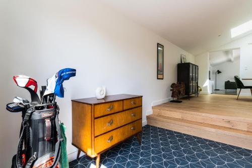 a room with a dresser and a chest of drawers at Villa confortable à Seignosse avec piscine privée in Seignosse