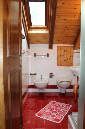 een badkamer met 2 wastafels en 2 toiletten bij Pieralda's Home in Fiumalbo