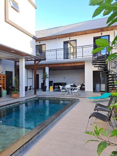 an image of a house with a swimming pool at Hospedaria da Barra BC in Balneário Camboriú