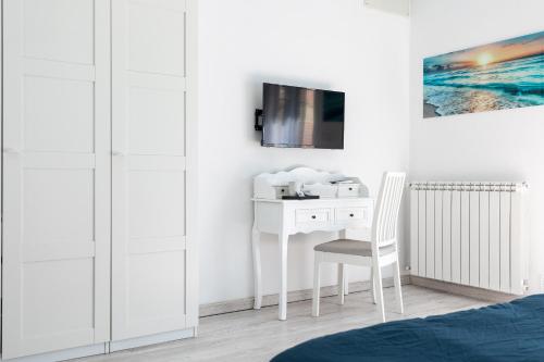 a bedroom with a desk with a tv and a chair at B&B Sapore di Mare in Gaeta