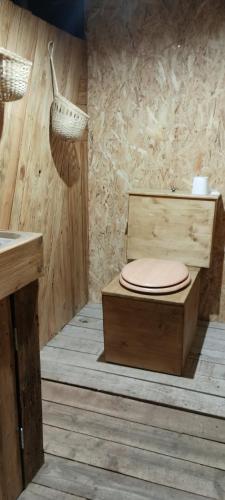 La salle de bains en bois est pourvue de toilettes et d'un lavabo. dans l'établissement Évasion en pleine nature, Tipi insolite et Jacuzzi au Pont du Gard !, à Vers-Pont-du-Gard