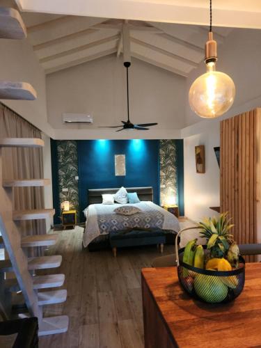 - une chambre avec un lit aux murs bleus dans l'établissement Green Villa Moorea, à Temae