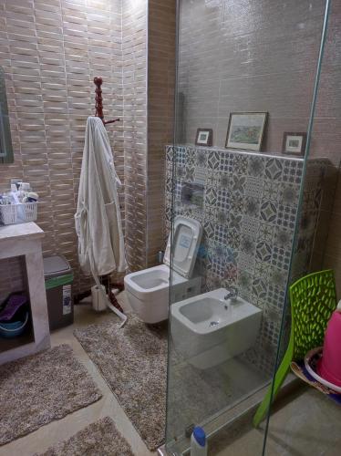 La salle de bains est pourvue de toilettes et d'un lavabo. dans l'établissement VILLA MALLAK SABIRINE, à Nouaceur