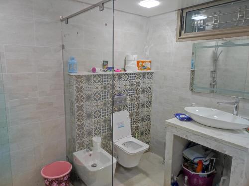 VILLA MALLAK SABIRINE في Nouaceur: حمام مع مرحاض ومغسلة