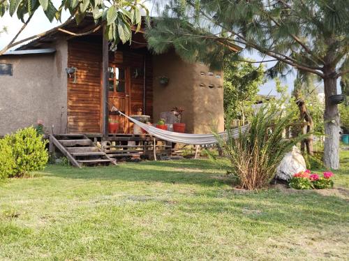Taman di luar Temazcal Casa de Barro