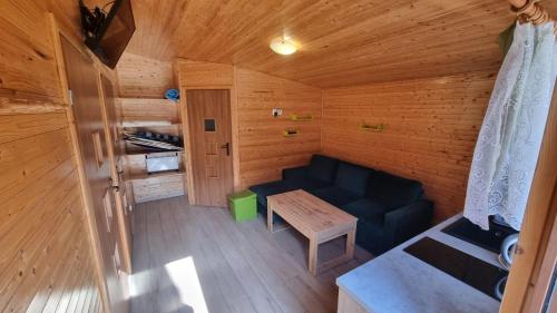 an overhead view of a living room with a couch and a table at Domki u Wiki in Niechorze