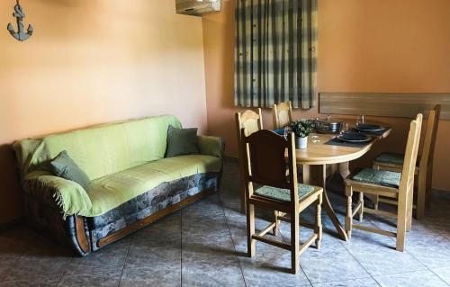 sala de estar con sofá y mesa en Adriatic Oasis Apartments en Preko