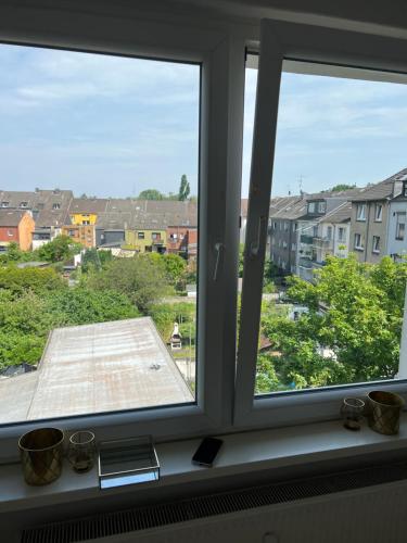uma janela com vista para um telhado em Möblierte Wohnung in Duisburg em Duisburgo